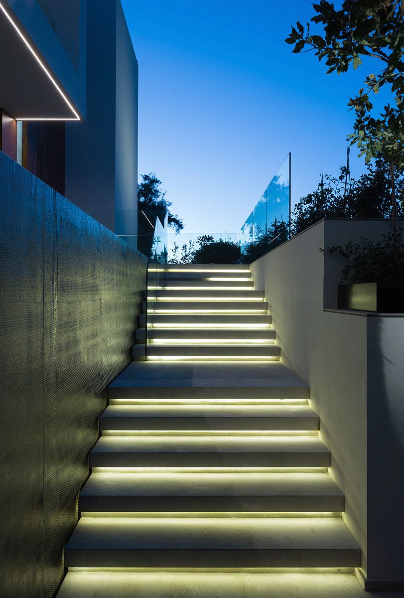 Private house עיצוב תאורת מדרגות בכניסה לבית - קמחי תאורה